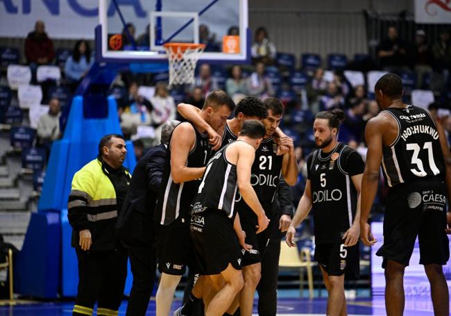 Van Eyck, Gerard Blat y Álex Jordá ayudan a Cabrera a levantarse, el 11 de febrero, cuando se lesionó.