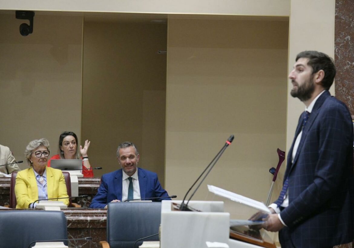 Vox pasa al choque frontal con el PP y hace saltar chispas en la Asamblea