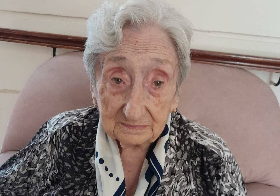 Muere Elvira Medina, una mujer exquisita que hizo eterno a su padre, el poeta archenero Vicente Medina