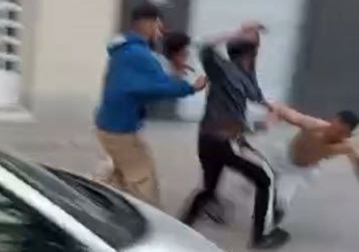 Un hombre armado con un cuchillo protagoniza una pelea callejera en Torre Pacheco