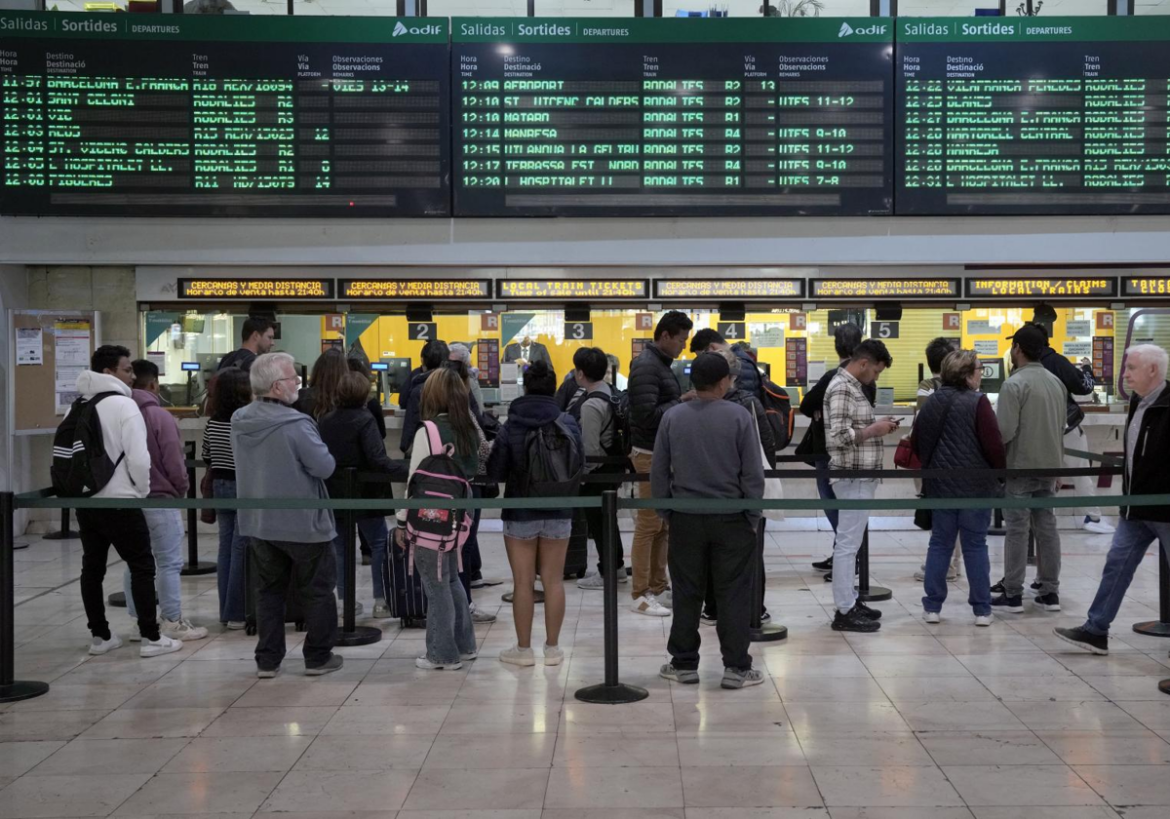 Miles de viajeros atrapados en 21 trenes por el robo de cable en Toledo