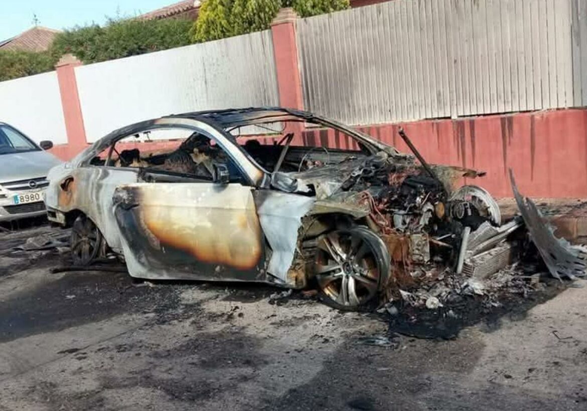 Arde un coche aparcado en una calle de la pedanía murciana de Guadalupe