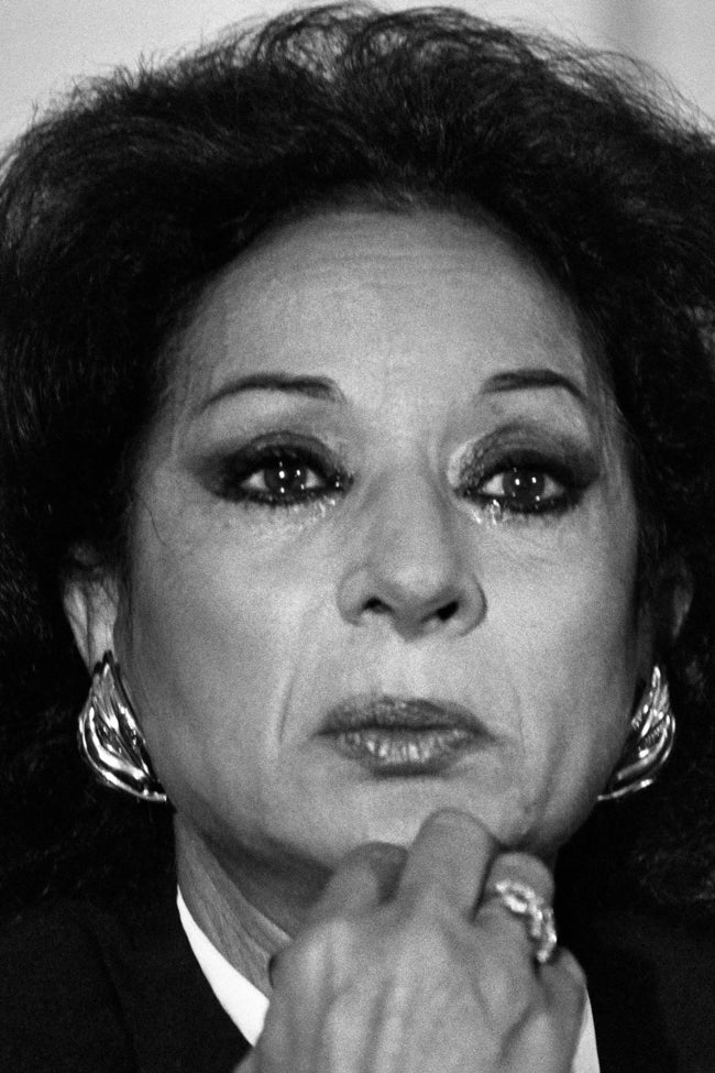La pesetilla'. Lola Flores aparecía llorosa durante la rueda de prensa en la que reconocía su culpabilidad por delito fiscal y solicitaba ayuda del pueblo español. Madrid, 1987.