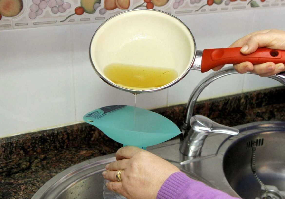 Tirar el aceite usado por el fregadero puede salir muy caro: hasta 100.000 euros de multa
