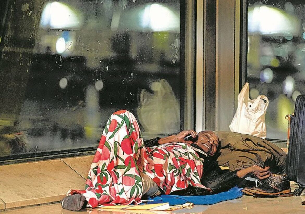La situación de los sintecho de Barajas llega al Defensor del Pueblo
