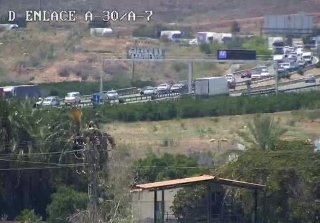 Las cámaras de la DGT en el enlace de la A-30 y la A-7 capta las retenciones.