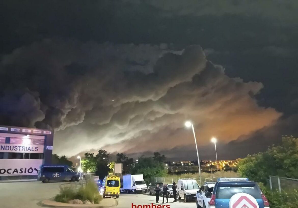 Confinados varios municipios con 150.000 vecinos tras un incendio con nube tóxica en Barcelona