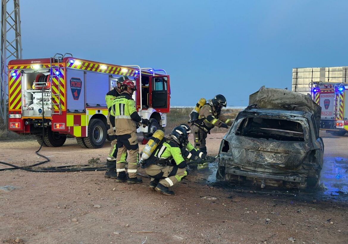 El incendio de un coche provoca retenciones en la autovía A-30 a su paso por Murcia