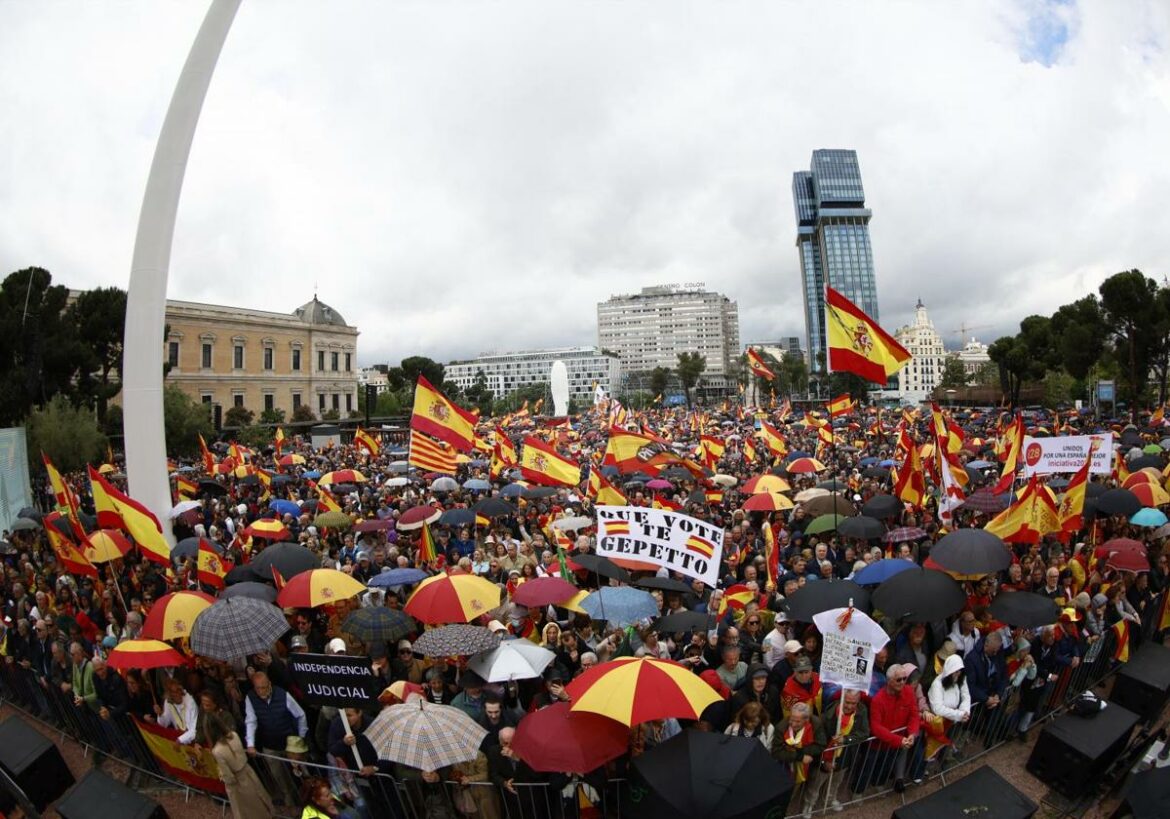Miles de personas se manifiestan en Colón contra Pedro Sánchez «por la dignidad de España»