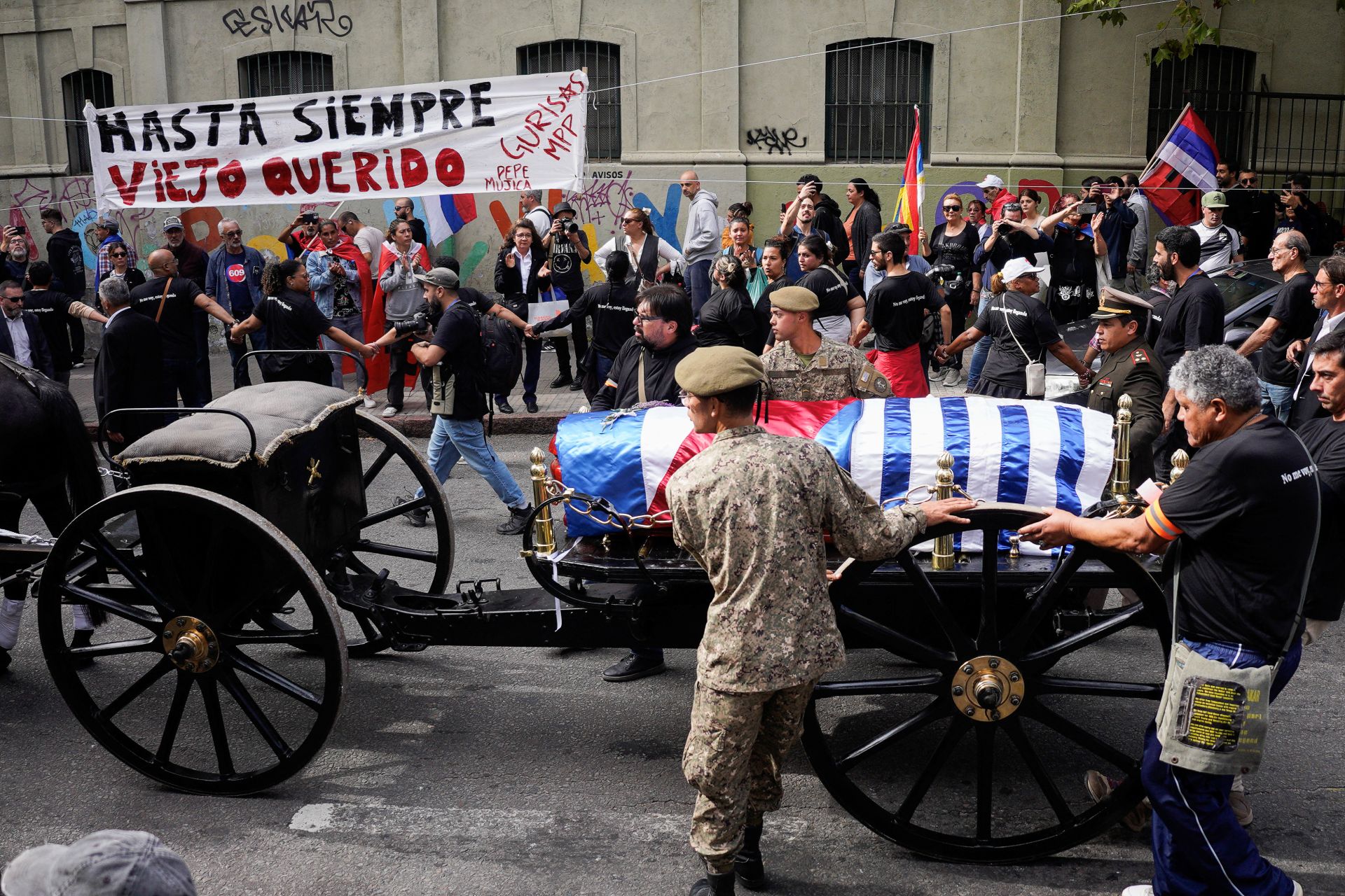 El cortejo fúnebre del expresidente uruguayo Pepe Mujica atraviesa Montevideo.