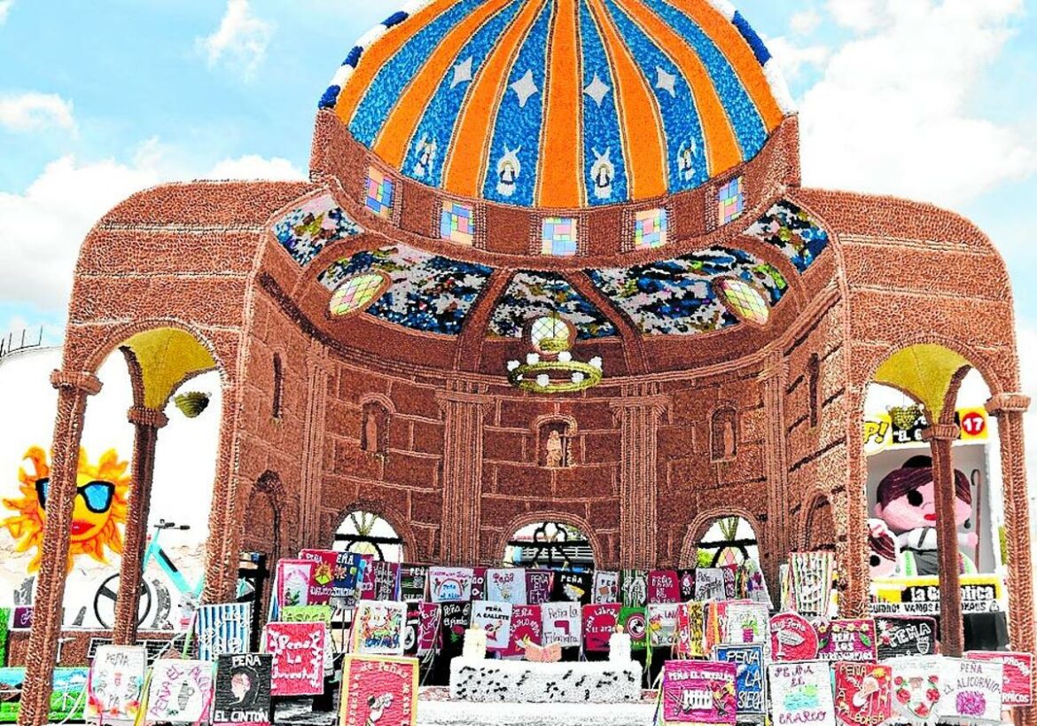 Las peñas A Gallete y El Corralico brillan en Yecla con espectaculares carrozas de papelicos