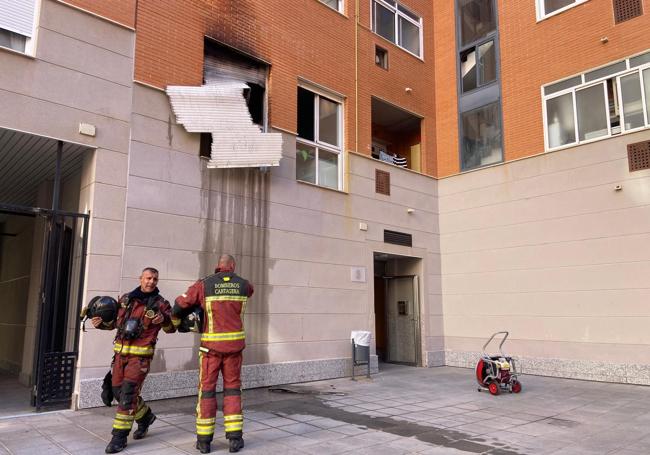 Un policía local de Cartagena rescata de un incendio a una mujer en silla de ruedas