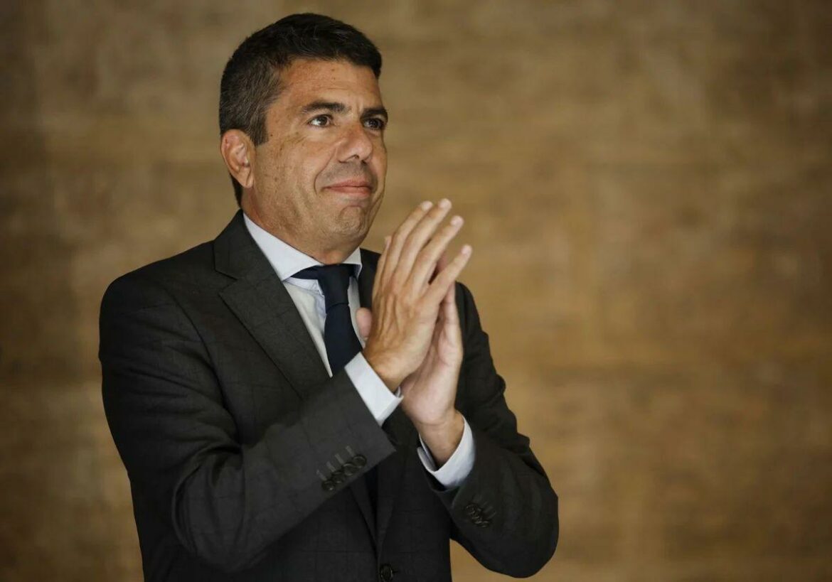Mazón reacciona y llama a las asociaciones de víctimas de la dana para mantener una reunión