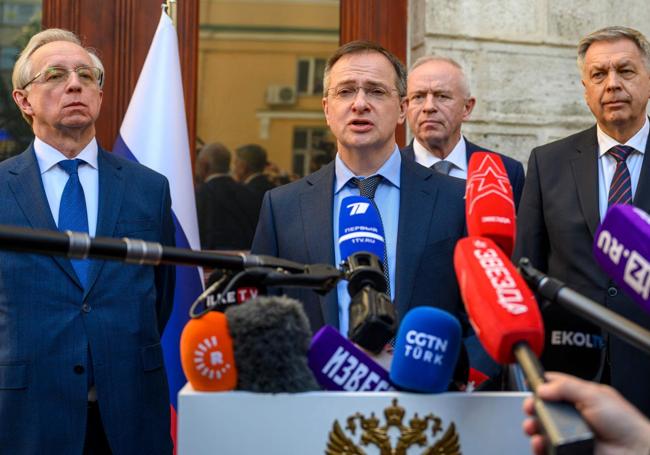 Medinsky ofrece una rueda de prensa en el marco de su participación en la cumbre de Estambul