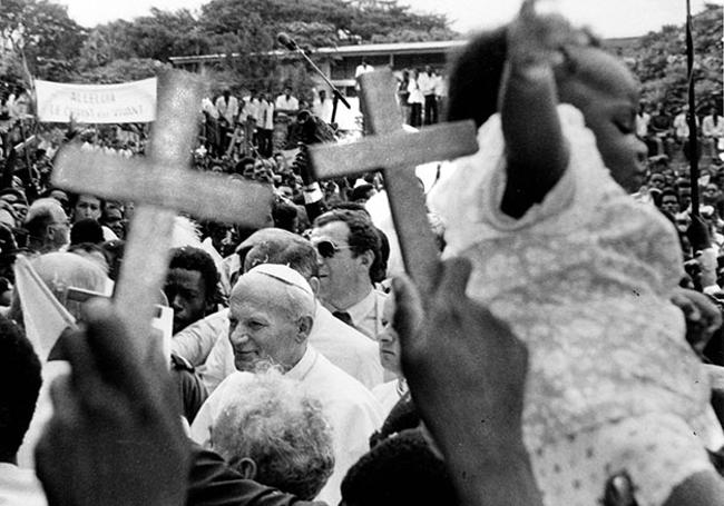 El Papa Juan Pablo II en su visita a la iglesia del Sagrado Corazón en Brazzavile, Congo, durante su primera gira por África