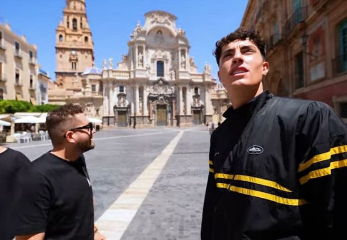 El ‘youtuber’ Plex visita Murcia en su vuelta al mundo y desata la locura entre sus fans: «Ha tenido que venir la Policía»