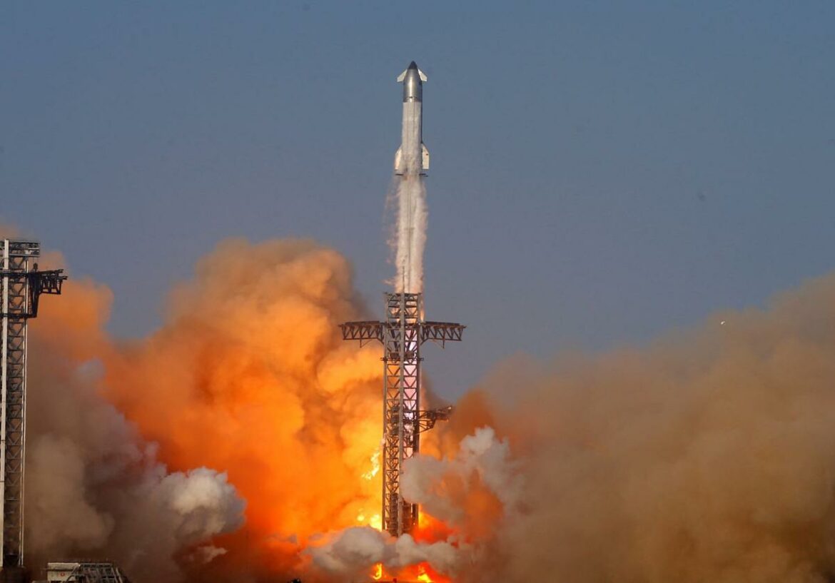 El megacohete de Elon Musk alcanza el espacio pero explota por tercera vez consecutiva