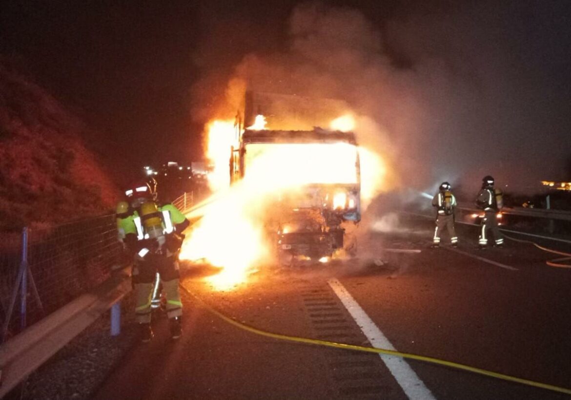 Arde un tráiler en Puerto Lumbreras