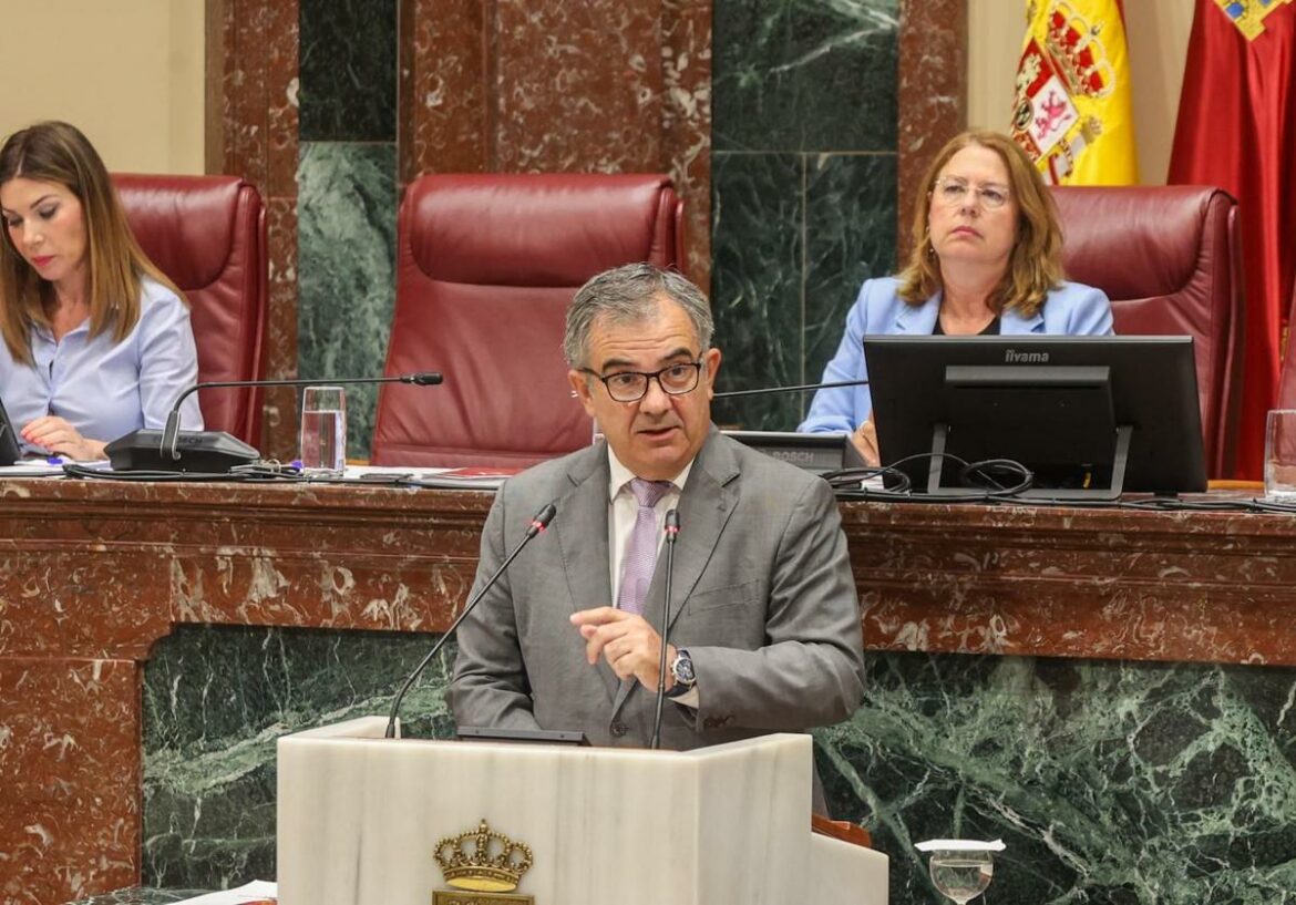 De servicio «transparente y modernizado» a «reguero de casos de corrupción»: las estaciones de ITV centran el debate en la Asamblea