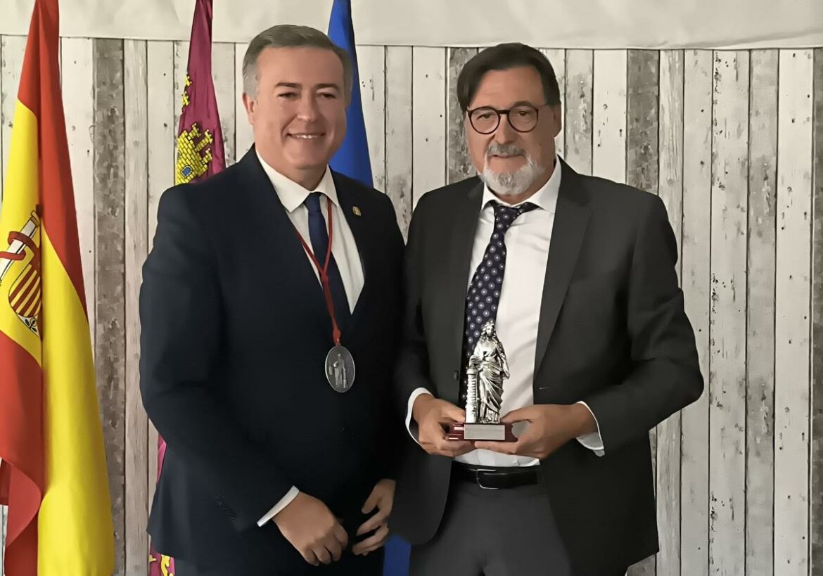 El doctor Ricardo Robles, distinguido con el X Galardón Anual de los Caballeros de Santa Bárbara