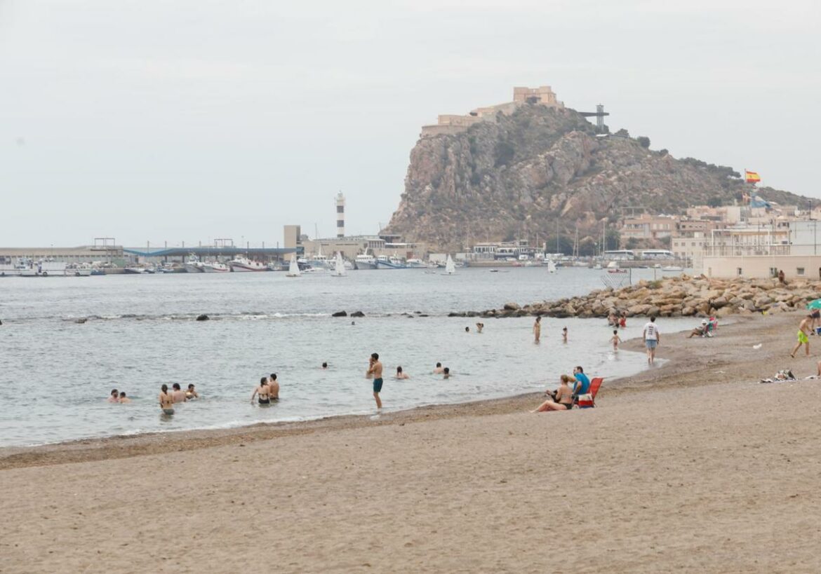 Fallece una bañista por síndrome de inmersión en una playa de Águilas