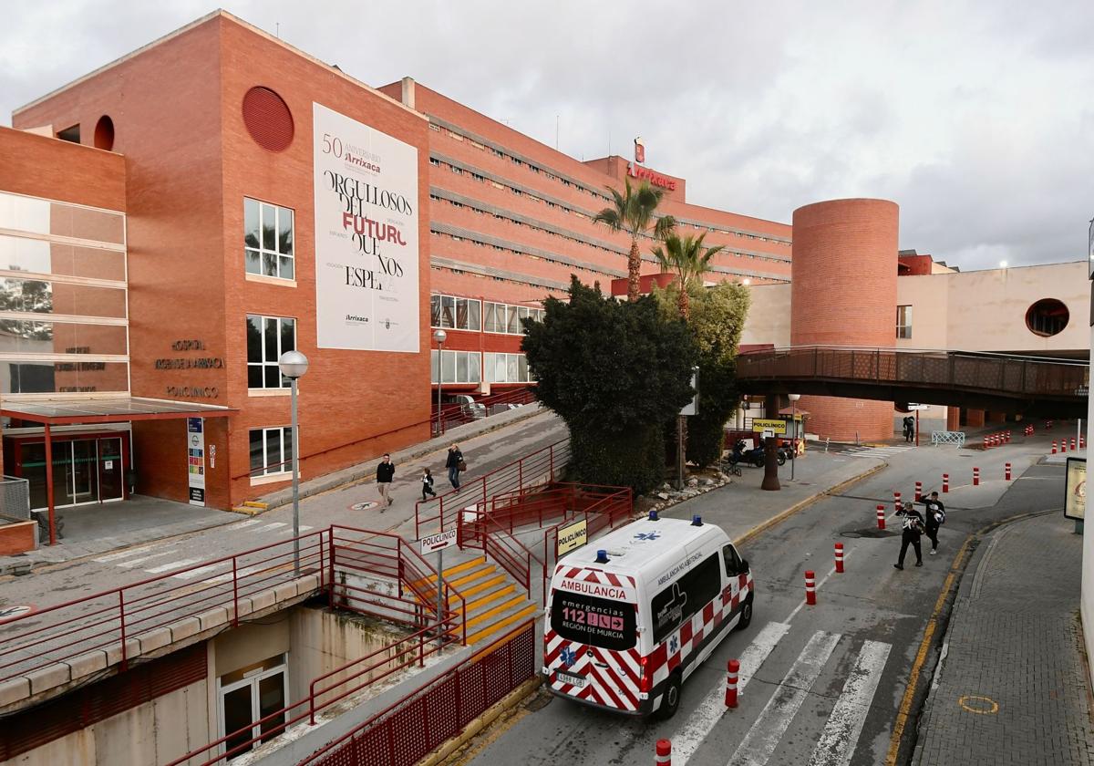 Una ambulancia llegando a La Arrixaca, en una imagen de archivo.