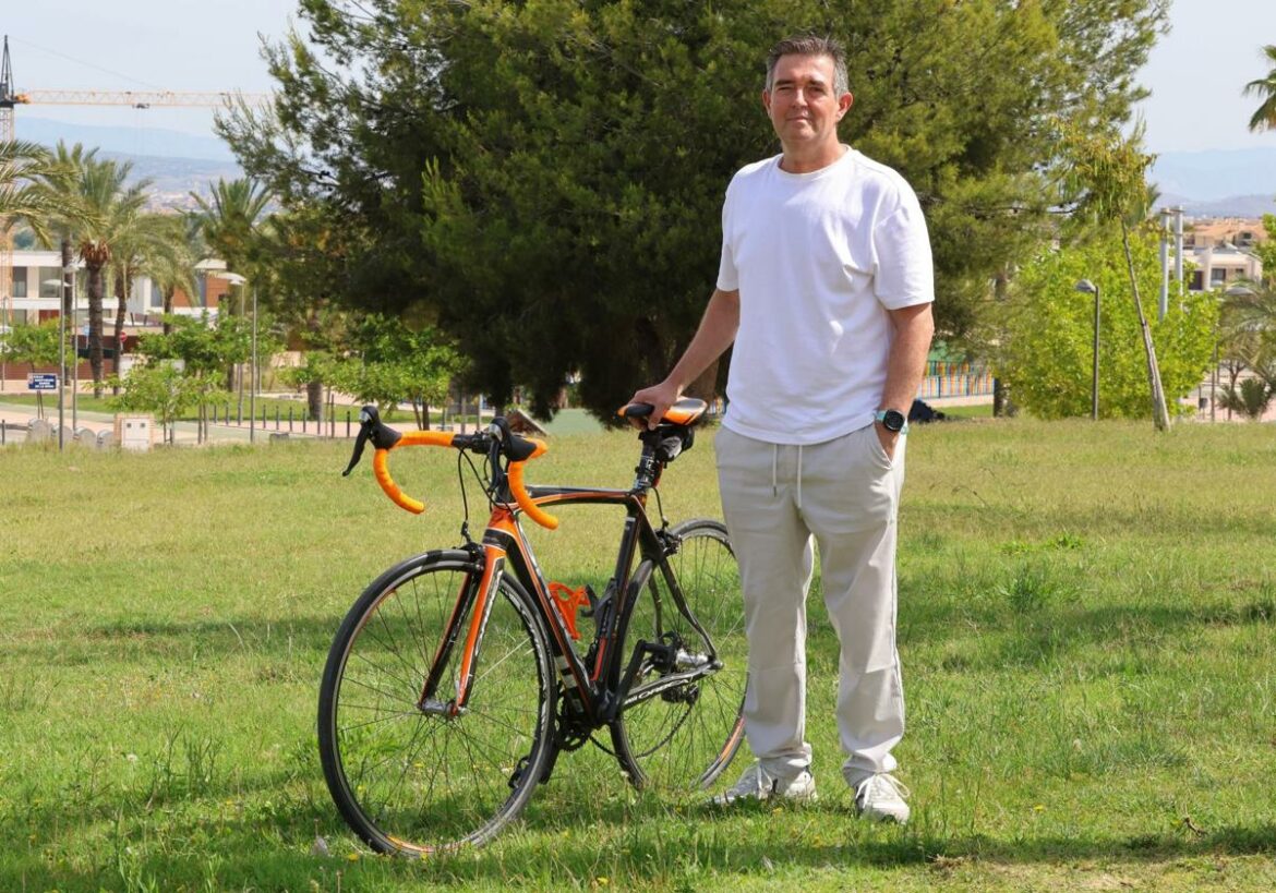 El ciclista atropellado por un conductor ebrio en 2022 cuenta en un libro su dura recuperación tras estar 16 días en coma