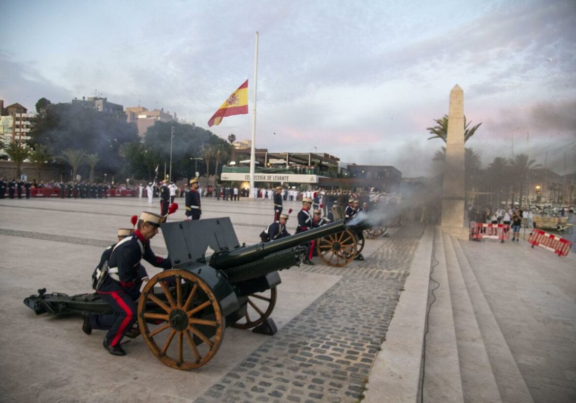 El arriado de bandera abre los actos para celebrar el Día de las Fuerzas Armadas en Cartagena