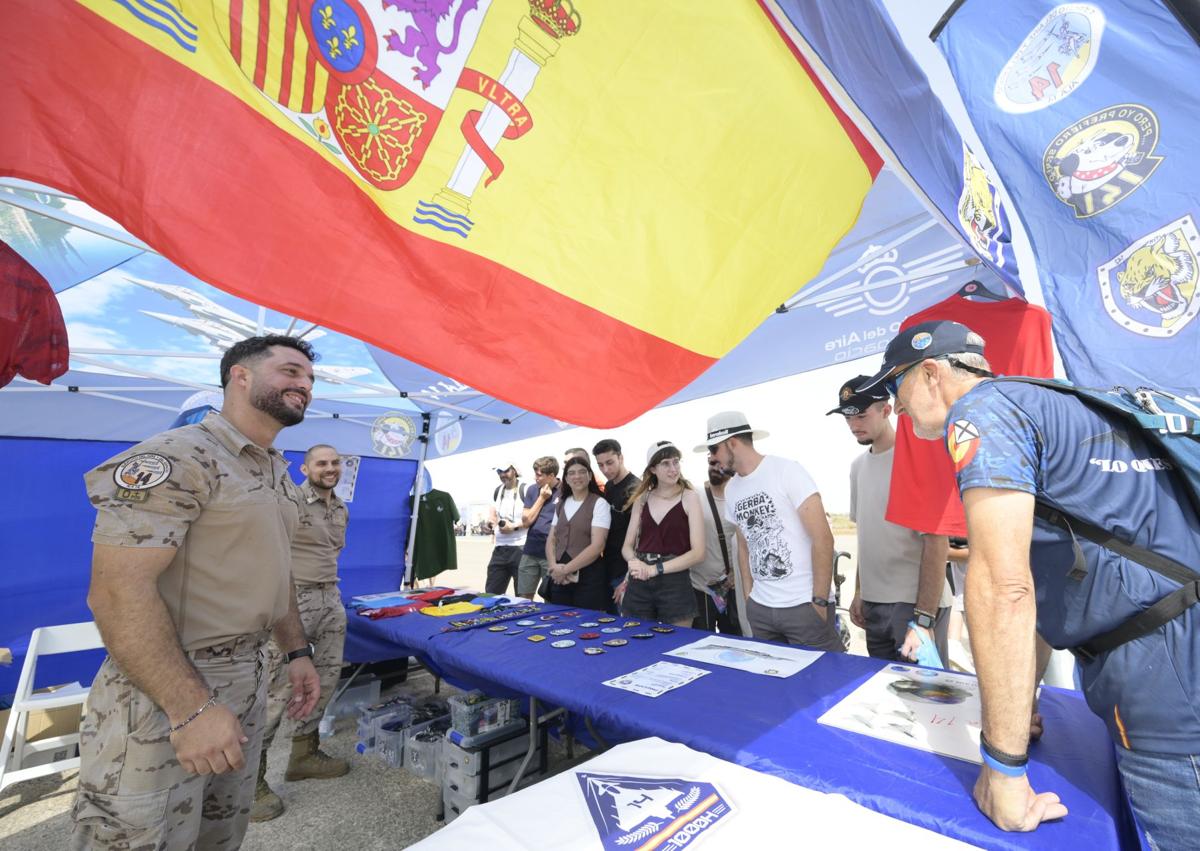 Imagen secundaria 1 - Felipe VI vuela por primera vez en un Pilatus de la AGA en el festival Aire 25 de San Javier