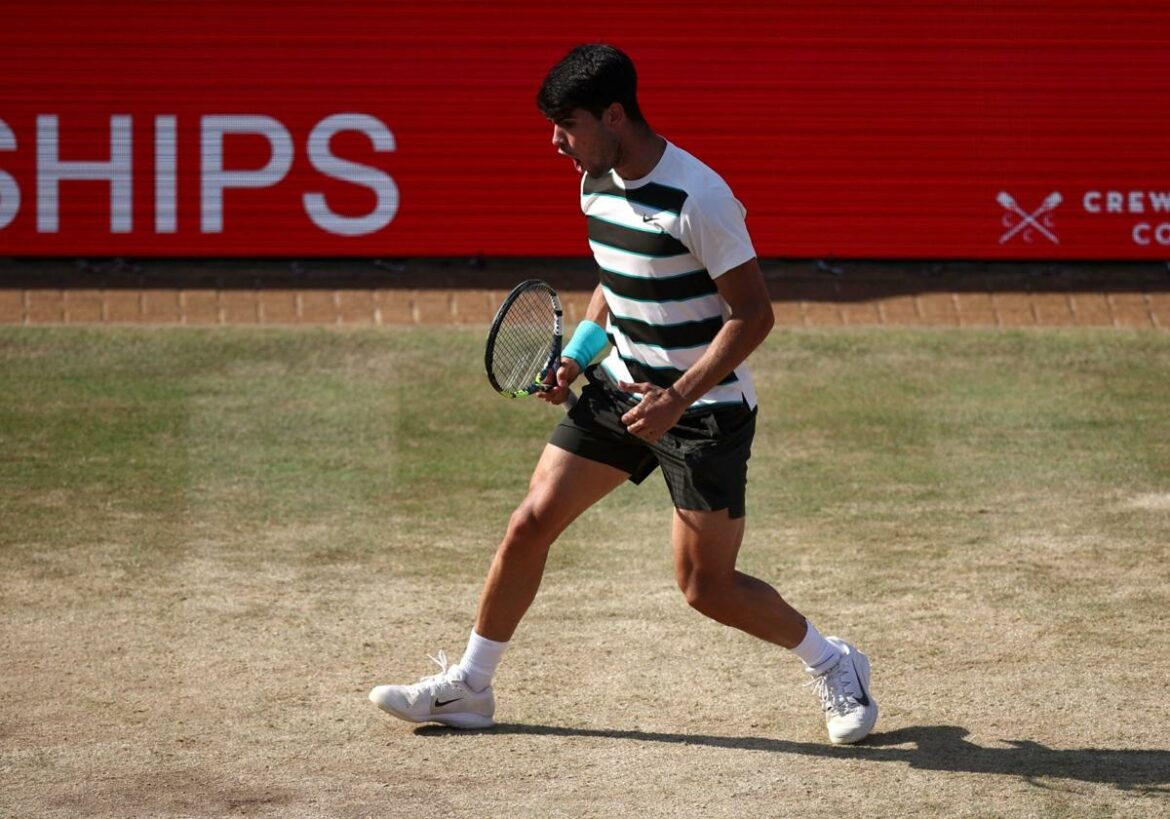 Alcaraz vuela en Queen’s para meterse en semis