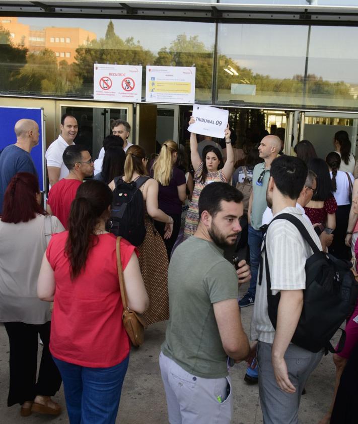 Imagen secundaria 2 - Atascos en los accesos al campus de Espinardo, este sábado por la mañana, y opositores antes de realizar el primer examen.