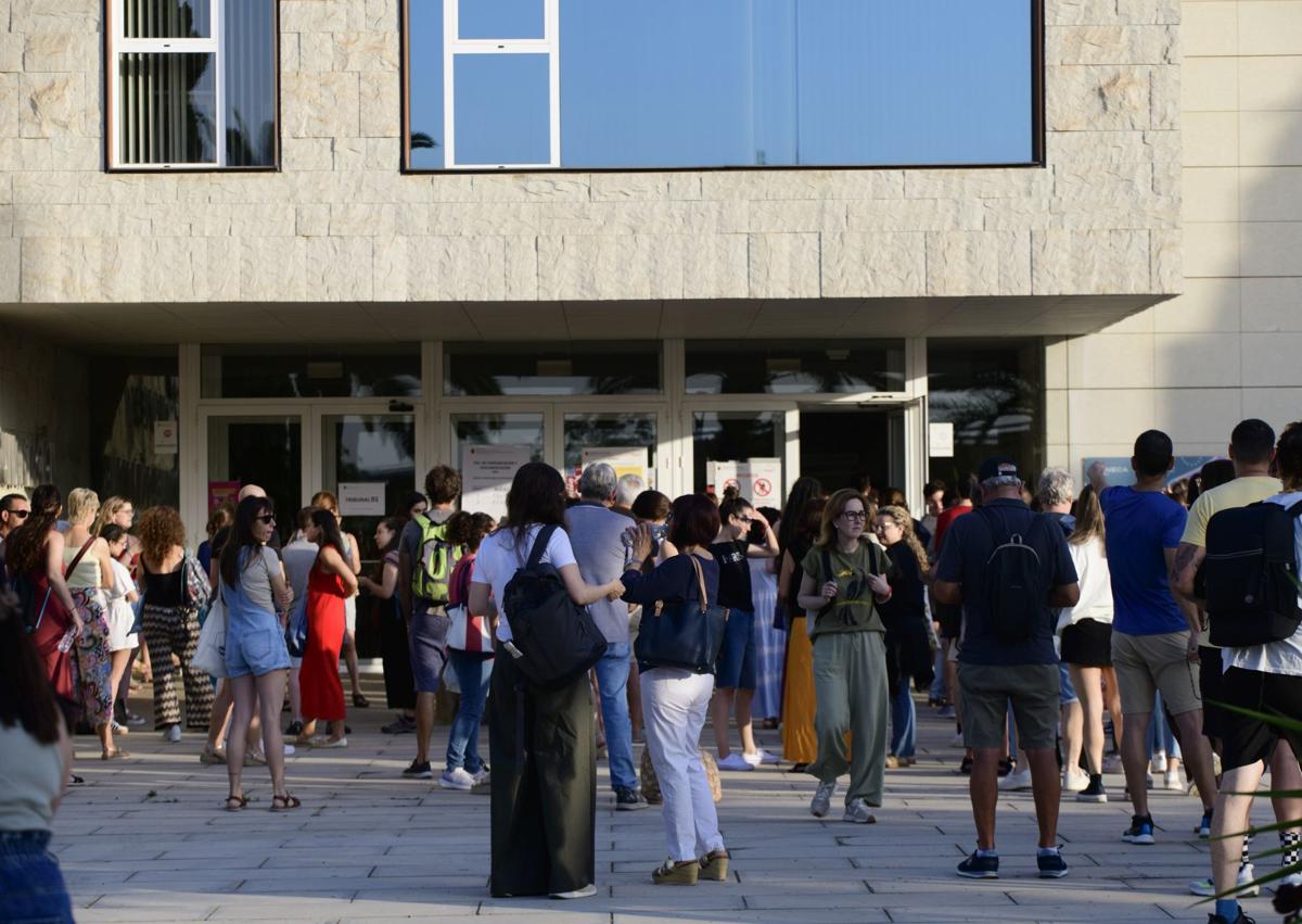 Imagen secundaria 1 - Atascos en los accesos al campus de Espinardo, este sábado por la mañana, y opositores antes de realizar el primer examen.
