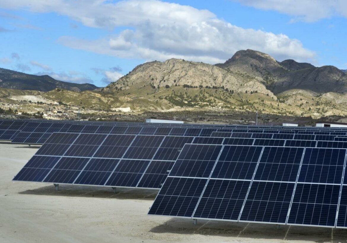 El avance de la fotovoltaica hasta 2030 llenará de placas solares más de 300 km2 de tierra agrícola en la Región