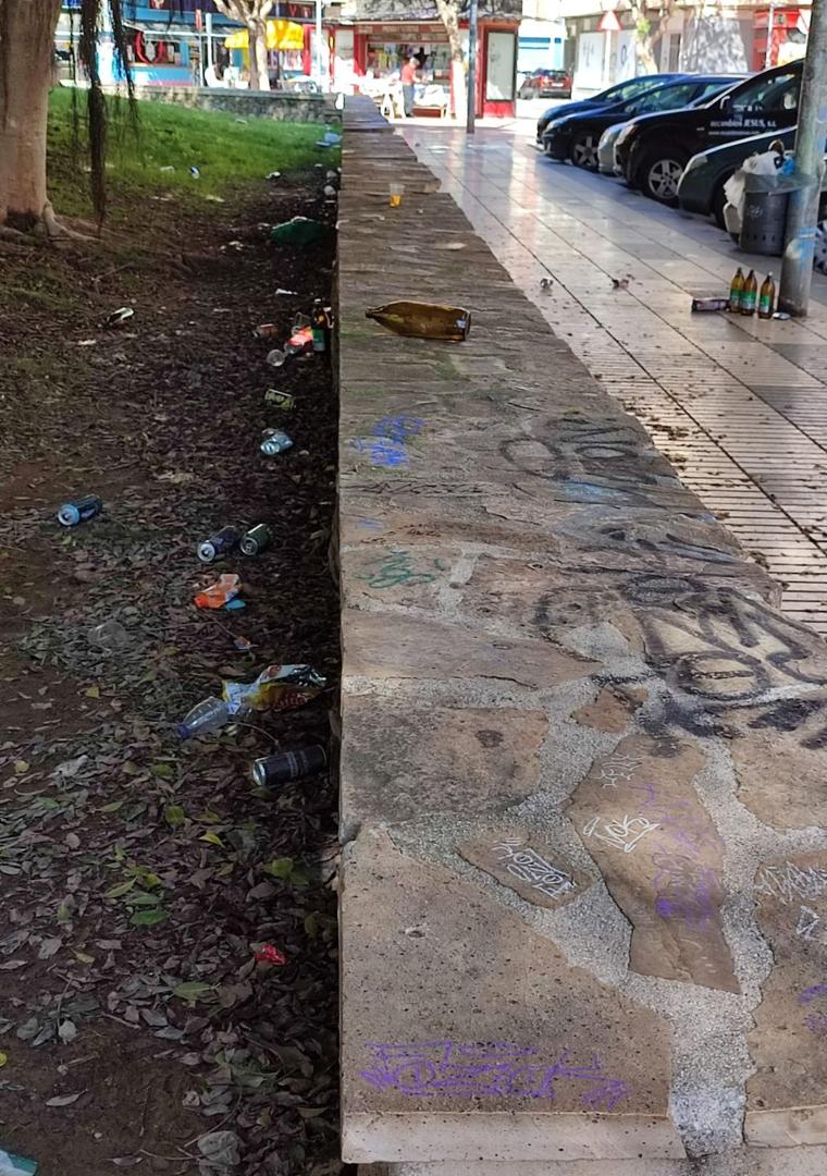 Imagen - Las botellas de cristal, latas y suciedad se quedan en el parque cuando terminan.