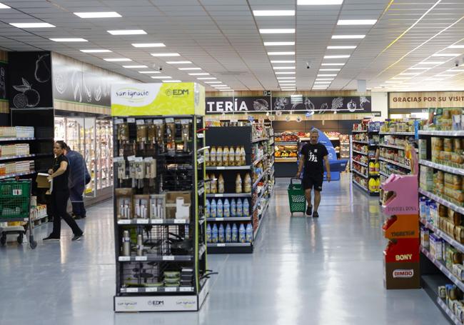 Varios clientes realizan sus compras en el supermercado Lesco en Zarandona.