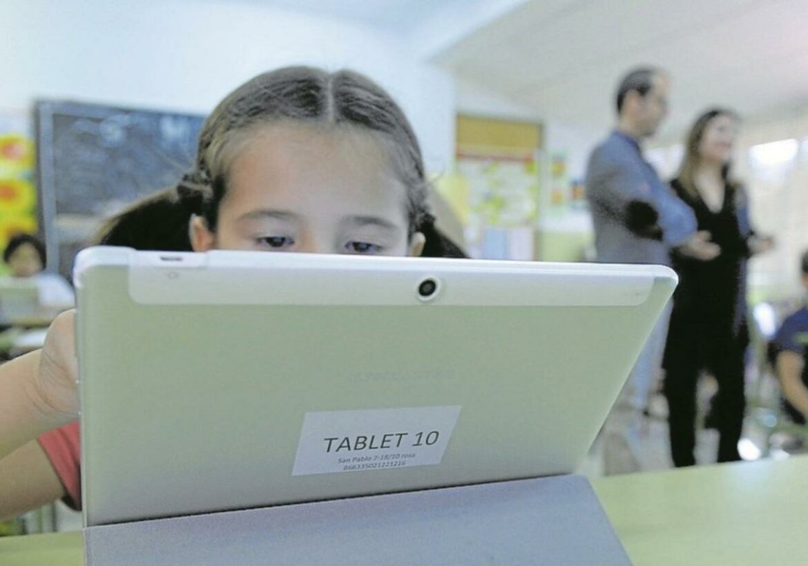Críticas a la nueva orden digital por introducir la IA en las aulas