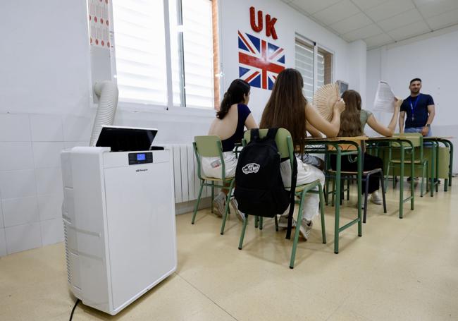 Una de las clases del IES La Basílica de Algezares, donde se turnan tres 'pingüinos' para todas las aulas.