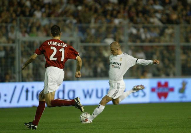 David Beckham, a punto de armar el disparo en un Real Murcia-Real Madrid disputado en el antiguo feudo grana en mayo de 2004.