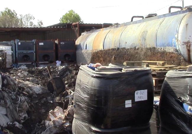 Bidones y otros desechos industriales, en una de las naves revisadas.