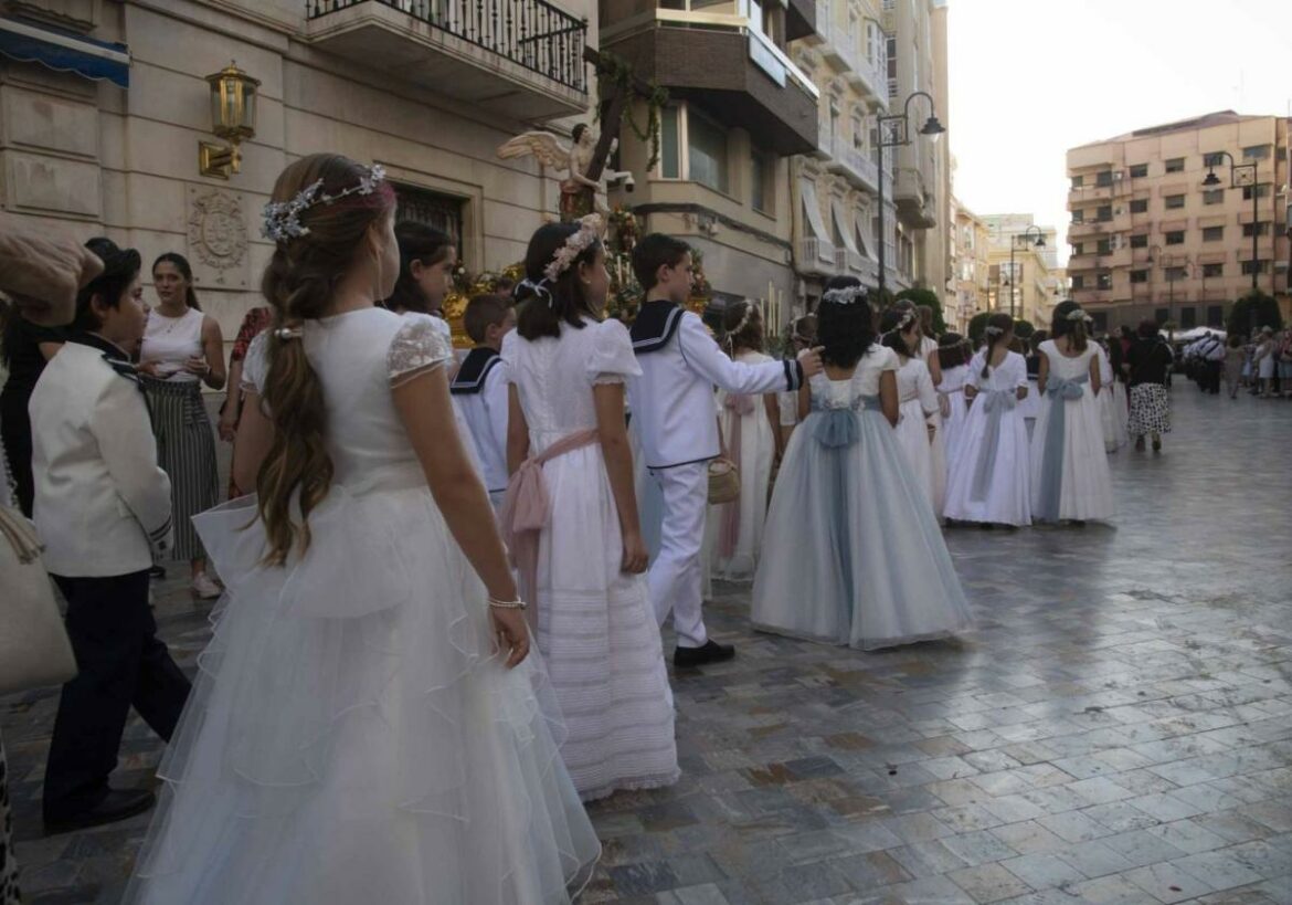 Más de 150 niños recorren las calles del centro de Cartagena en la procesión del Corpus Christi