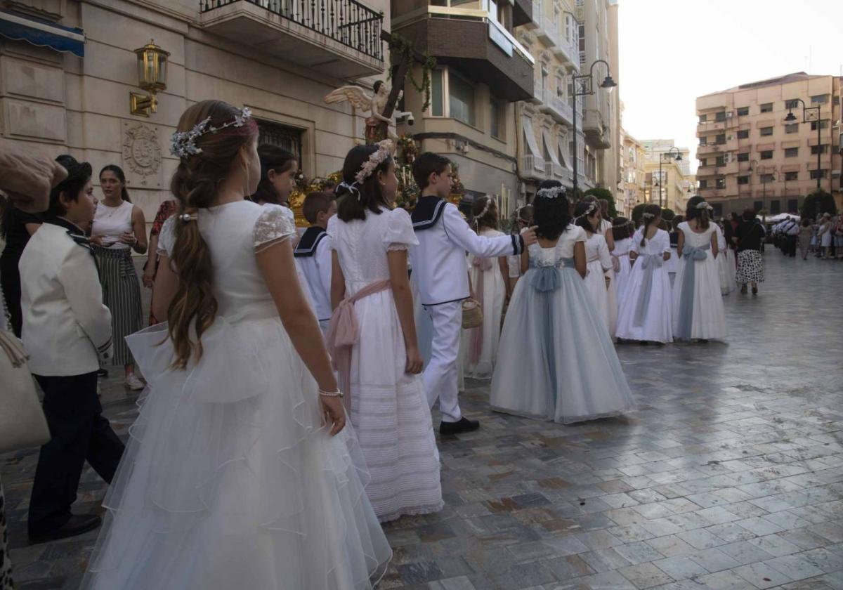 La procesión con los niños vestidos de comunión pasa frente al altar del edificio de Capitanía, por las Puertas de Murcia.