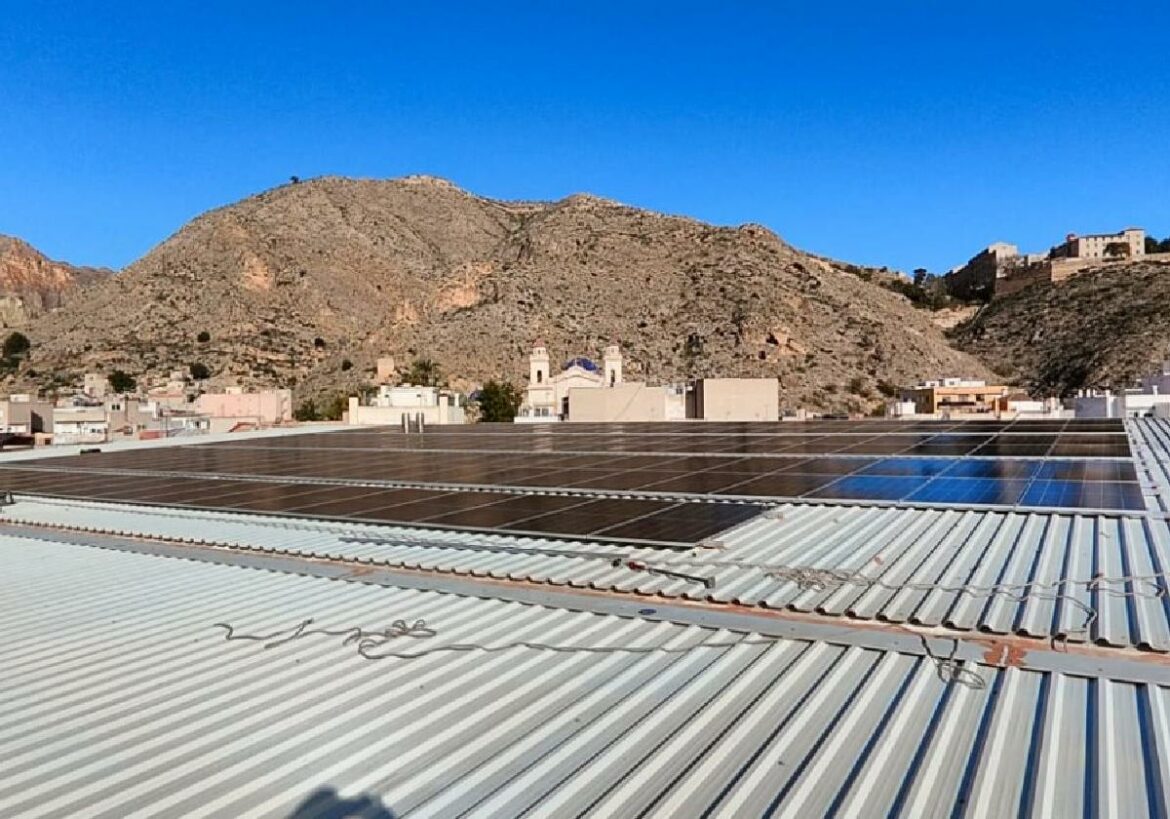 Proyectan la instalación de placas solares en 14 edificios municipales de Orihuela