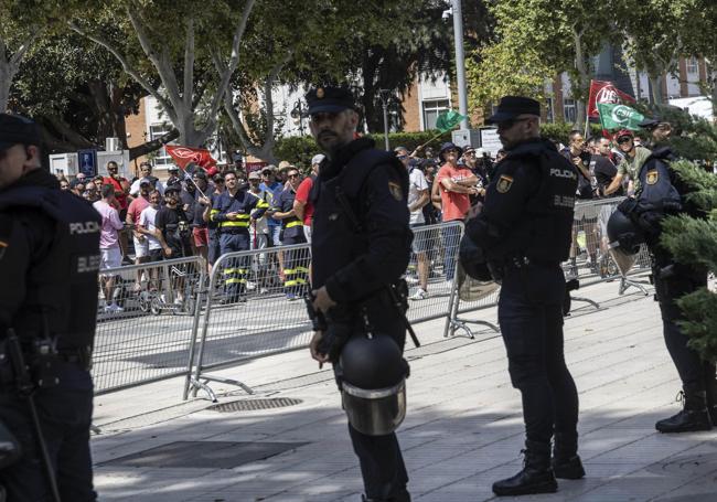 Policías nacionales, en el dispositivo de vigilancia a la entrada de la Asamblea.