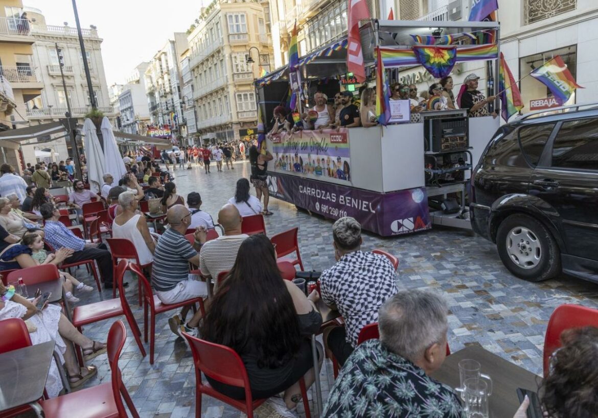 Un arcoíris de carrozas inunda las calles de Orgullo en Cartagena