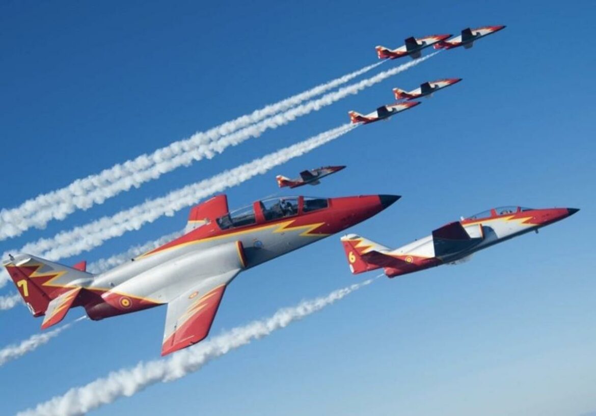 La Patrulla Águila vuela por última vez sus C‑101 sobre Cartagena en su 40 aniversario