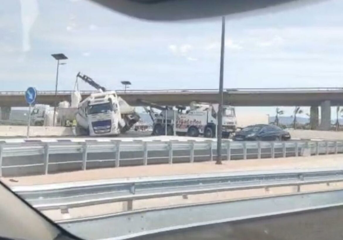Vuelca un camión en la salida de la autovía A-7 hacia Las Torres de Cotillas