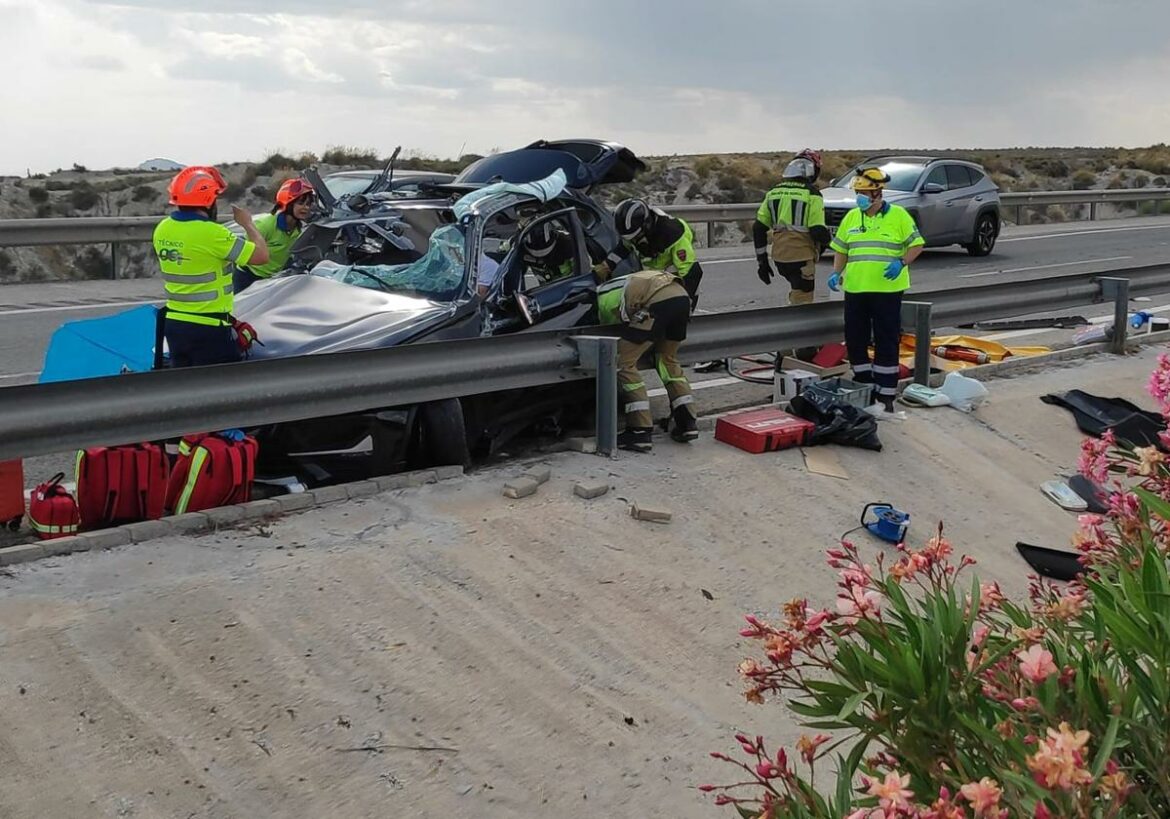 Dos heridos al chocar un camión y un turismo en Cieza