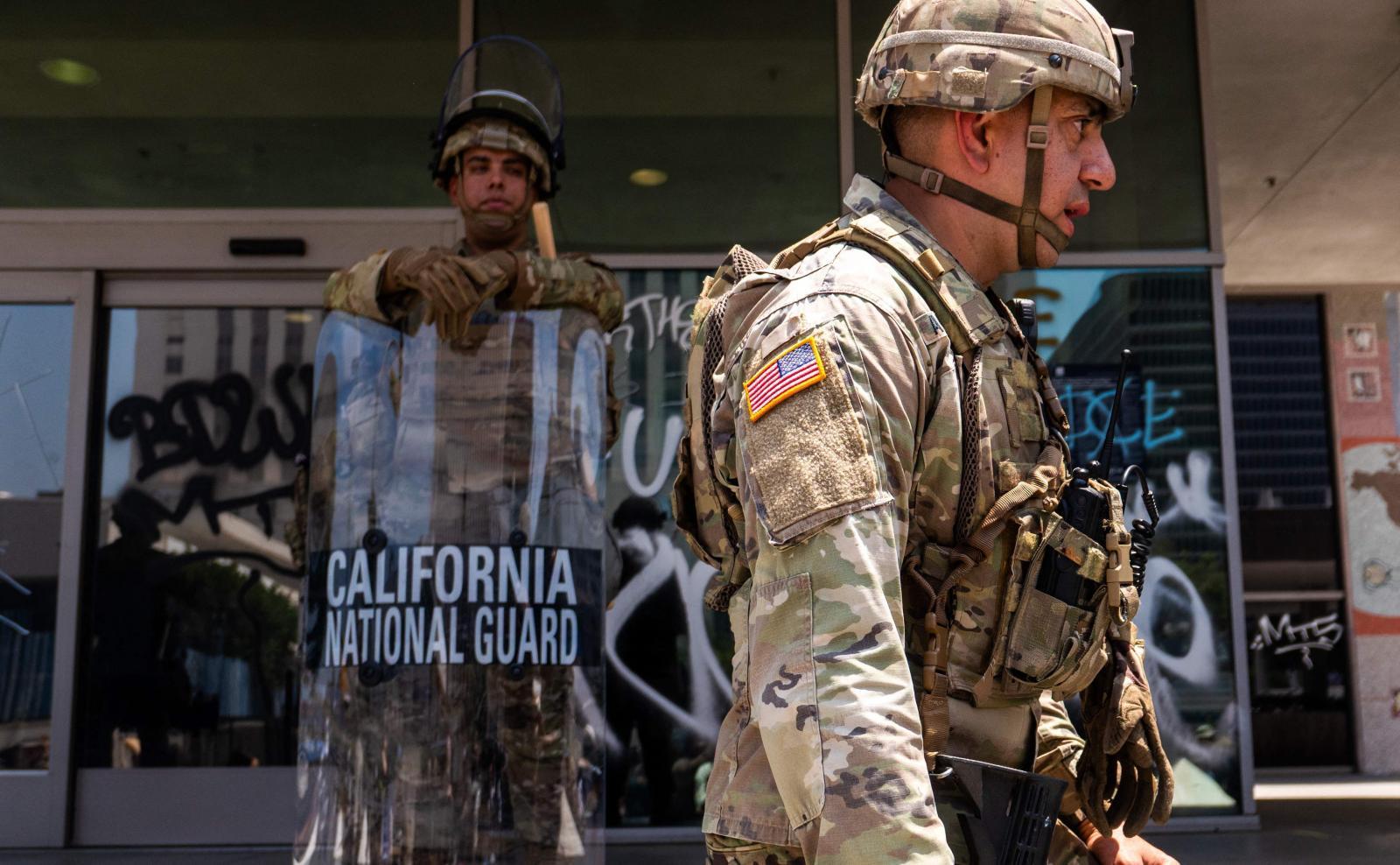 Miembros de la Guardia Nacional desplegados en Los Ángeles.