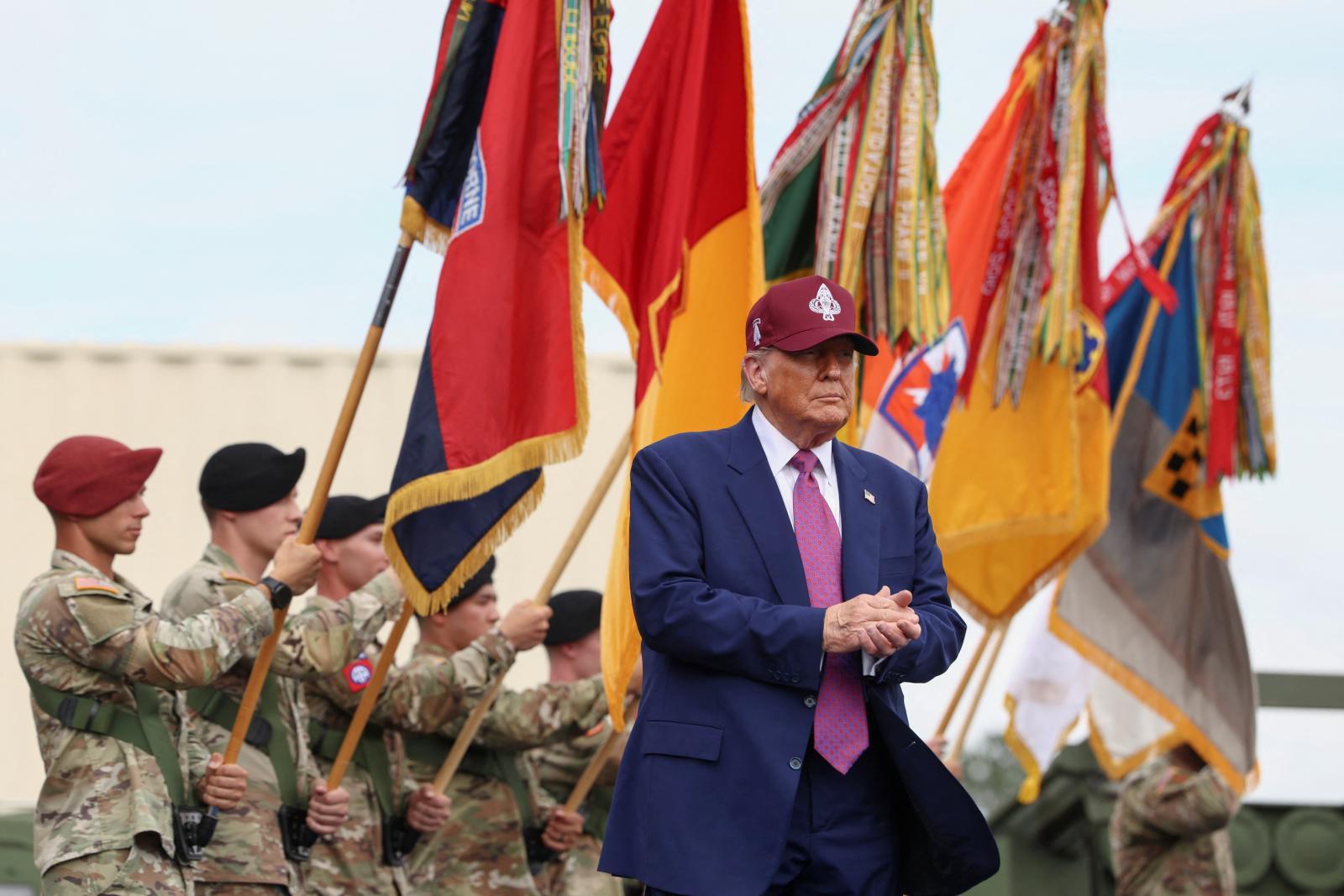 Trump ha sido recibido como comandante en jefe en la base de Fort Bragg.