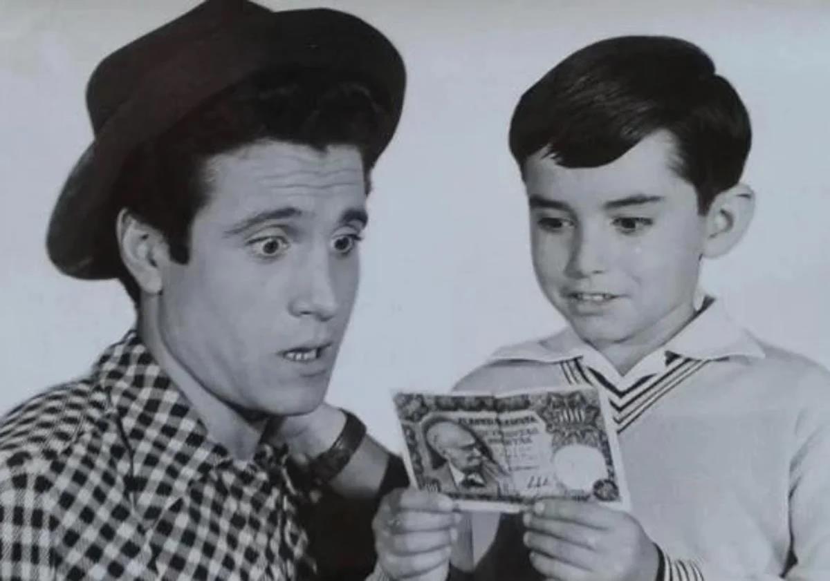 Imagen principal - Manolo Zarzo junto al niño cantante Joselito, con quien rodó 'Saeta del ruiseñor' (1959). Junto a Sara Montiel en 'Cinco almohadas para una noche' (1974) y en 'Los golfos' (1960), de Carlos Saura.